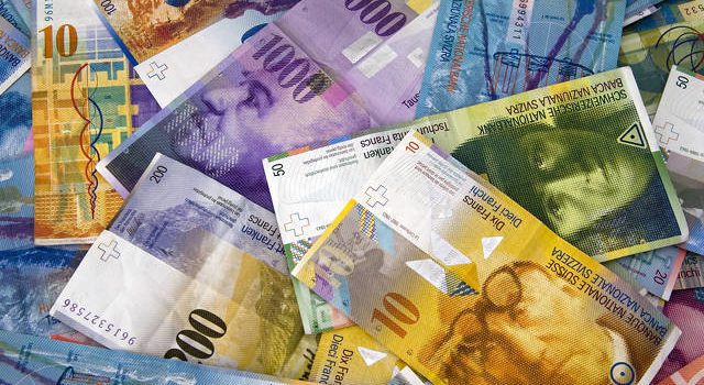Kredyt we frankach szwajcarskich, czyli kredyt walutowy czy waloryzowany?